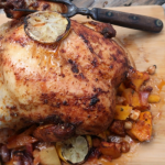 Csicseriborsóval töltött egészben sült csirke