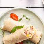 Csirkés palacsinta kukoricával és kínai kellel félbevágva tányéron, paradicsomkarikával díszítve