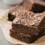 Csokis brownie fahéjjal fa deszkán tálalva