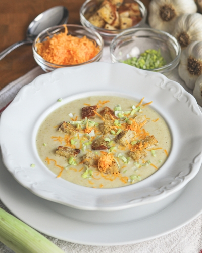 Francia hagymakrémleves tányérban, pirított zsemlekockákkal tálalva