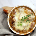 Francia hagymaleves sajttal, kenyérrel tálalva