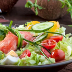 Friss saláta lazaccal, uborkával, főtt tojással, paradicsommal