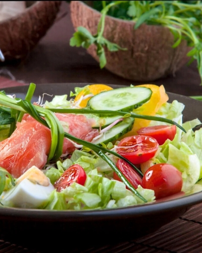 Friss saláta lazaccal, uborkával, főtt tojással, paradicsommal