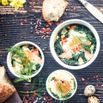 Fürjtojásos lazac spenótágyon