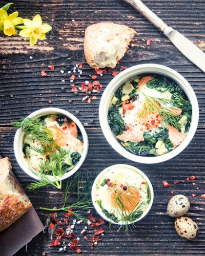 Fürjtojásos lazac spenótágyon