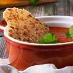Sajtos chips és gazpacho leves