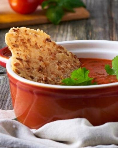 Sajtos chips és gazpacho leves