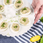 Gombával töltött tojás húsvéti dekorációval tányéron