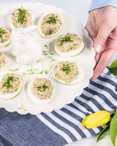 Gombával töltött tojás húsvéti dekorációval tányéron