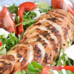 Grillezett csirke salátával