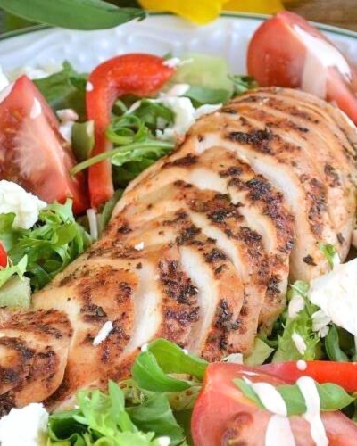 Grillezett csirke salátával