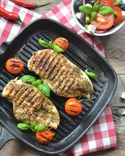 Grillezett csirkemell görög salátával