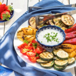 Grillezett zöldségek fokhagymás-joghurtos mártogatóssal, grillezett cukkini, padlizsán, paprika, paradicsom tányéron
