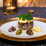 Heringtatár karácsonyi asztalon tálalva előételként