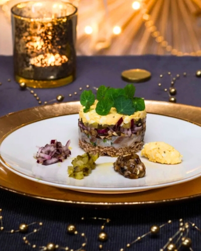 Heringtatár karácsonyi asztalon tálalva előételként