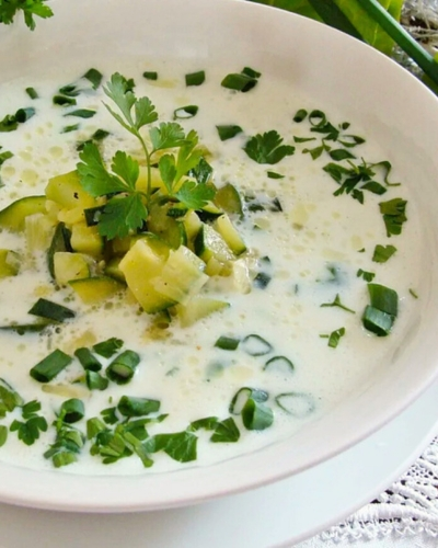 Hideg uborkakrémleves cukkinivel