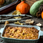 Húsos-gombás rakott makaróni tepsiben, mögötte dísztök, őszi falevelek