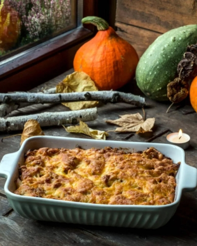 Húsos-gombás rakott makaróni tepsiben, mögötte dísztök, őszi falevelek