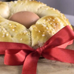 Húsvéti kalács fahéjjal, piros masnival átkötve