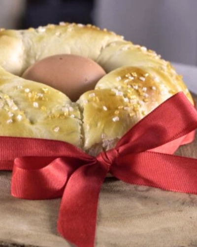 Húsvéti kalács fahéjjal, piros masnival átkötve