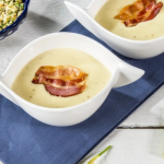 Húsvéti tormakrémleves baconnel tányérban tálalva húsvéti asztalon