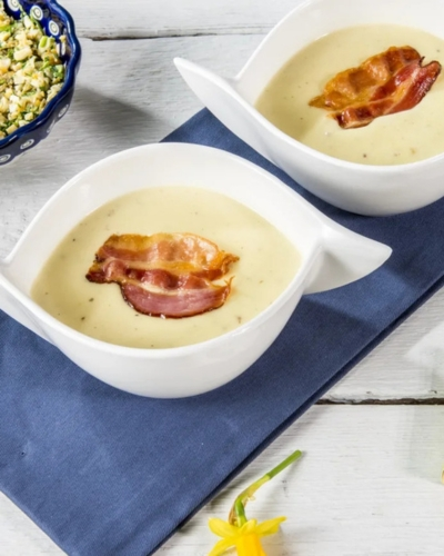 Húsvéti tormakrémleves baconnel tányérban tálalva húsvéti asztalon