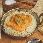 Indiai vajas csirke naan kenyérrel tálalva