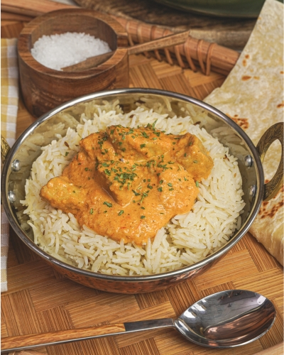 Indiai vajas csirke naan kenyérrel tálalva