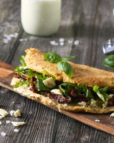 Könnyű krémsajtos omlett félbehajtva tányéron, friss bazsalikommal dísztíve