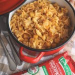 Krumplis tészta edényben, fűszerpaprikával és fokhagymával tálalva