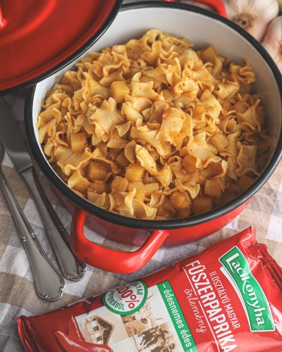 Krumplis tészta edényben, fűszerpaprikával és fokhagymával tálalva