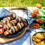 Lazac saslik zöldségekkel zöldségnyárs asztalon