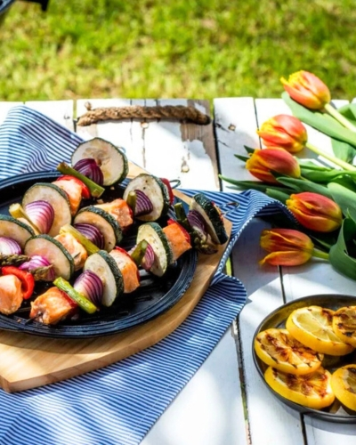 Lazac saslik zöldségekkel zöldségnyárs asztalon