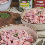 Majonézes céklasaláta tálban, mellette fagyasztva szárított kaporlevél üvegben