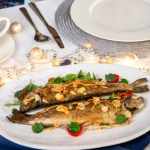 Mandulás pisztráng ünnepi asztalon tálalva