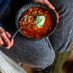 Marha stroganoff raguleves tányérban, tejföllel, zöldfűszerrel tálalva