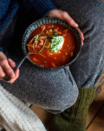 Marha stroganoff raguleves tányérban, tejföllel, zöldfűszerrel tálalva