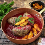 Marharolád mustáros szósszal, krumplival tálalva tálban