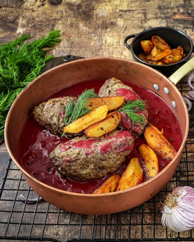 Marharolád mustáros szósszal, krumplival tálalva tálban