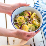 Metélőhagymás burgonyasaláta