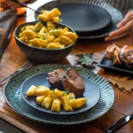 Mézes sült oldalas krumplival tálalva tányéron