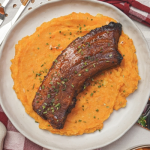 Narancsos sült hús oldalas édesburgonyapürével tányéron