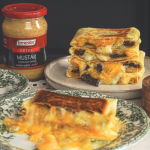 Négysajtos tortilla tányéron tálalva, mellette üveges mustár