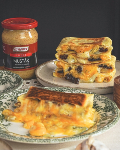 Négysajtos tortilla tányéron tálalva, mellette üveges mustár