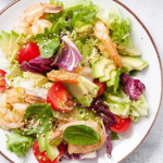 Pikáns koktélrákos saláta korianderes-fokhagymás öntettel