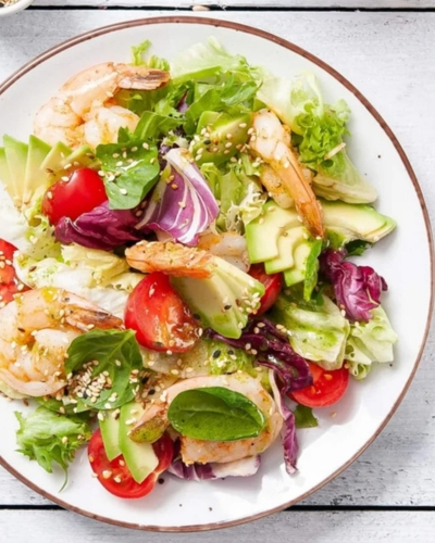 Pikáns koktélrákos saláta korianderes-fokhagymás öntettel