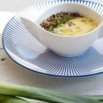 Póréhagyma krémleves ropogós szalonnával