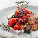 Rozmaringos sertéssült árpagyöngy salátával tálalva tányéron