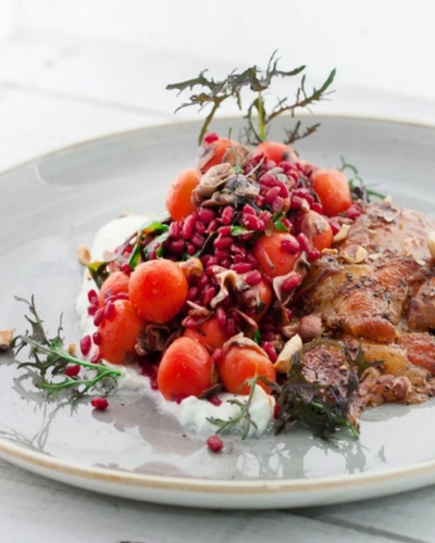 Rozmaringos sertéssült árpagyöngy salátával tálalva tányéron