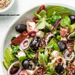 Pármai sonkás saláta sajttal és avokádóval